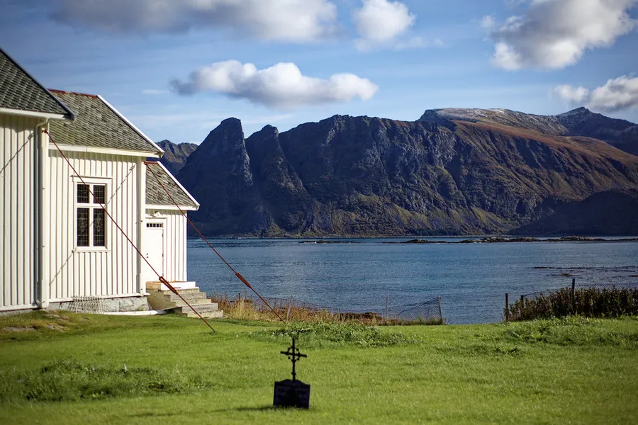  Klosterruinene på Gimsøy (Gimsøy Monastery Ruins)