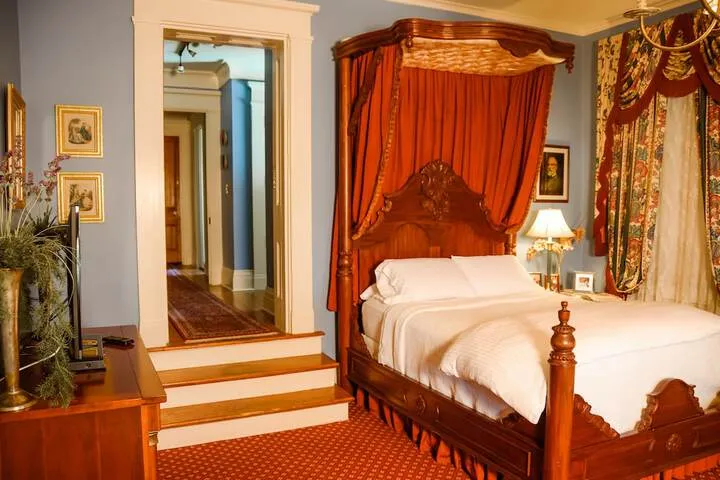 Anchuca Historic Mansion and Inn