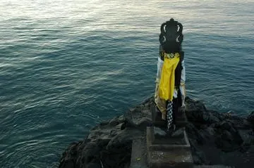 Batu Bolong Temple
