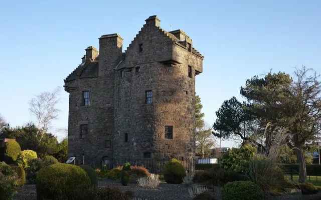 Claypotts Castle