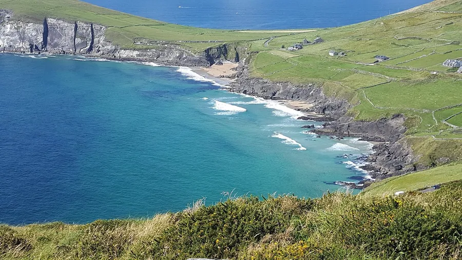 Coumeenoole Beach