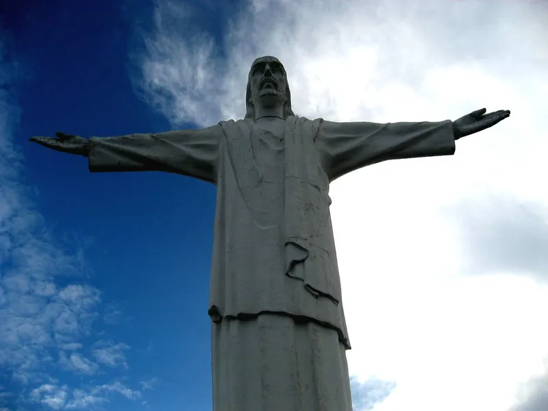 Cristo Rey Statue