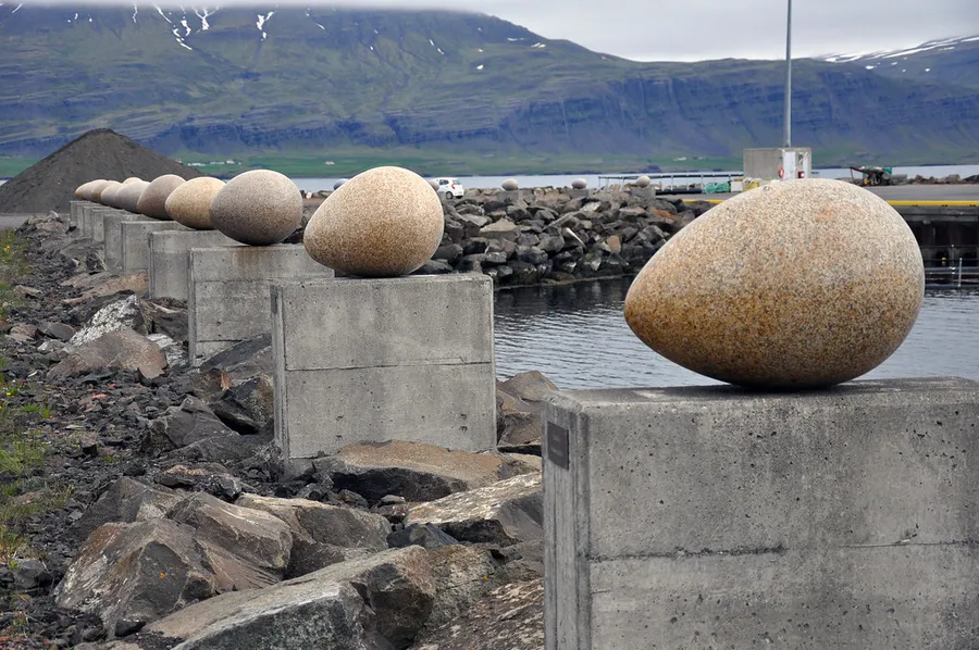 Eggin í Gleðivík (The Eggs of Merry Bay)