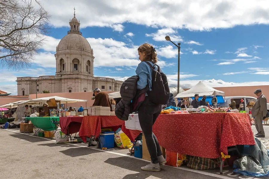 Feira da Ladra Market