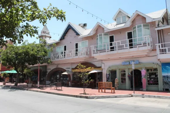 First Street (Calle Primera)