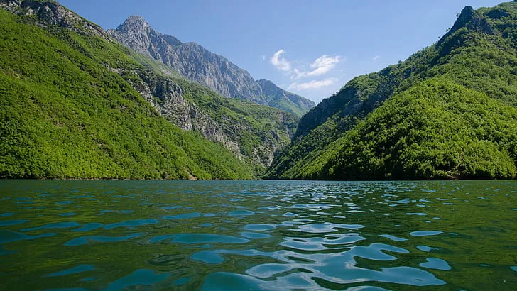 Guri i Kuq Waterfall