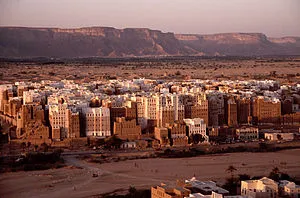 Hiking around Shibam
