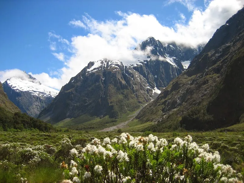 Hiking trails around Sare