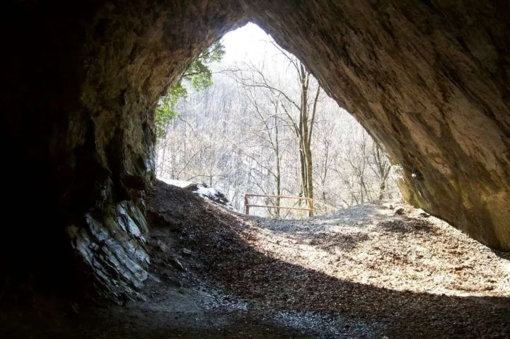 Istállós-kő Cave