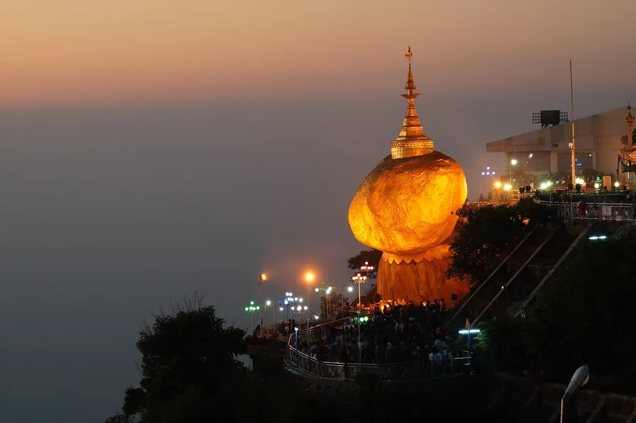 Kyaiktiyo Pagoda (Golden Rock)