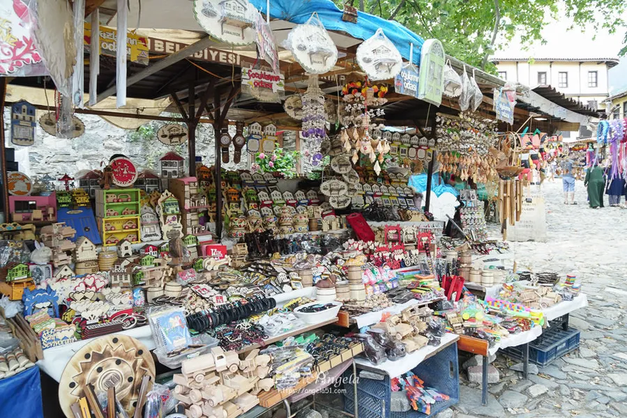Local Food Stalls and Restaurants