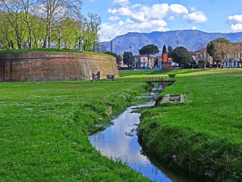 Lucca Walls