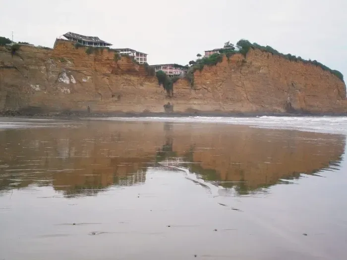 Olón Beach (Nearby)