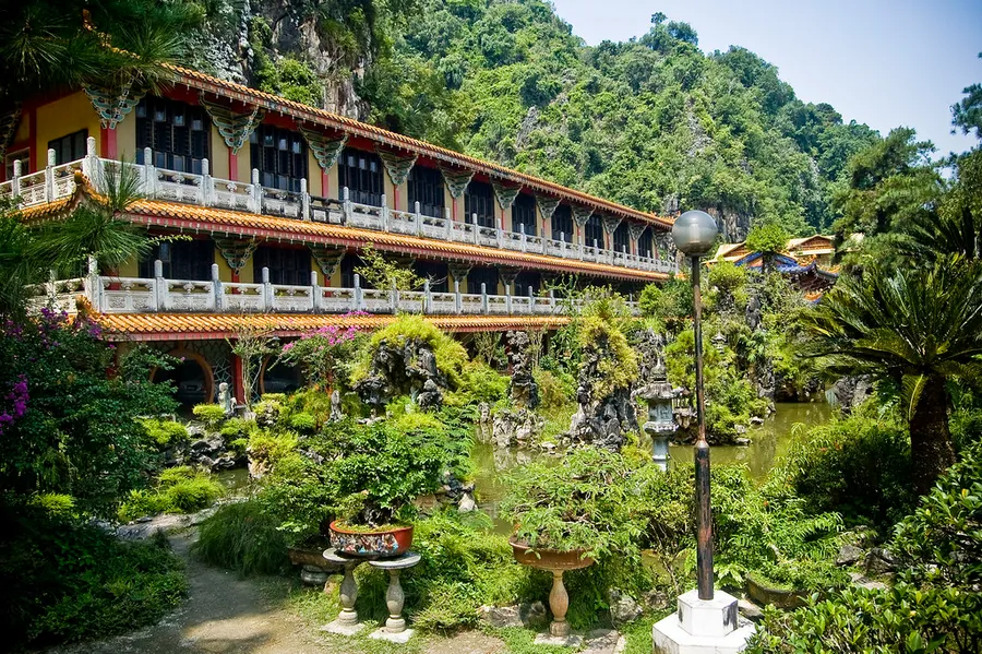 Sam Poh Tong Temple