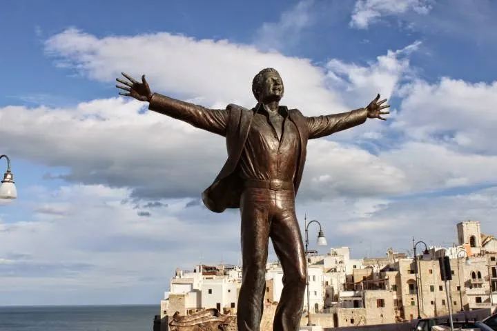 Statua di Domenico Modugno