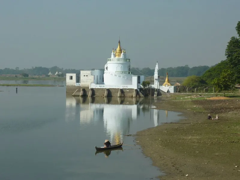 Taungthaman Lake
