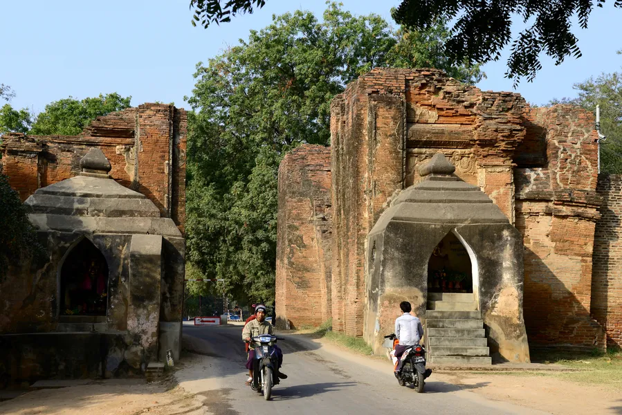 Tharabar Gate