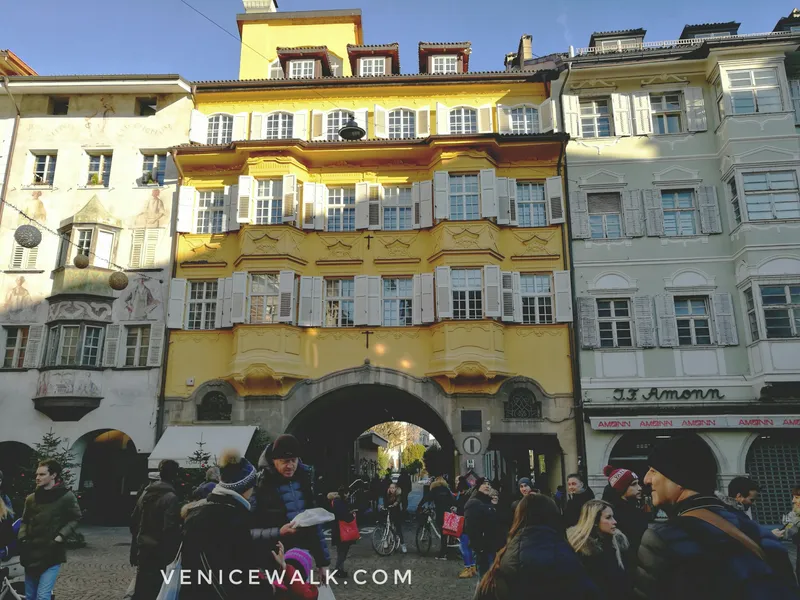 Via dei Portici (Laubengasse)
