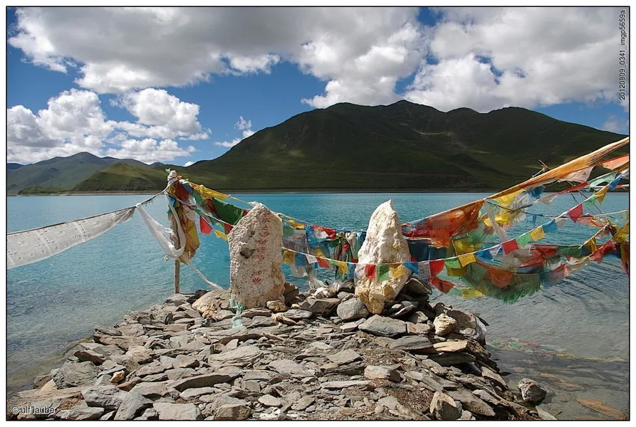Yamdrok Lake (nearby day trip)